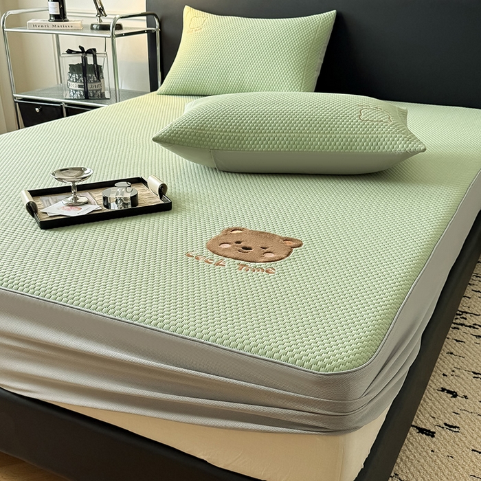 91家纺网 家纺一手货源 找家纺 全季家居 2025新款A类乙纶PE调皮熊贴布绣系列凉豆豆席凉席席子 床笠款-水绿