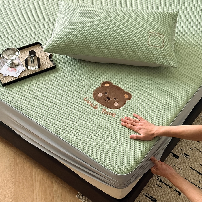 91家纺网 家纺一手货源 找家纺 全季家居 2025新款A类乙纶PE调皮熊贴布绣系列凉豆豆席凉席席子 床笠款-水绿