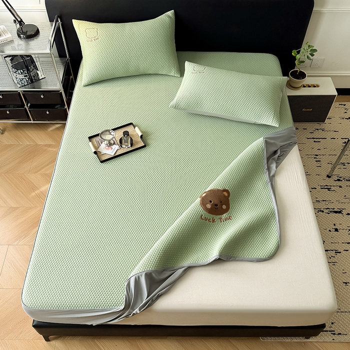 91家纺网 家纺一手货源 找家纺 全季家居 2025新款A类乙纶PE调皮熊贴布绣系列凉豆豆席凉席席子 床笠款-水绿