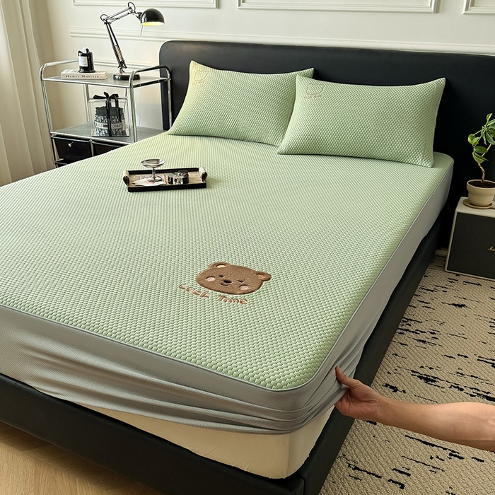 91家纺网 家纺一手货源 找家纺 全季家居 2025新款A类乙纶PE调皮熊贴布绣系列凉豆豆席凉席席子 床笠款-水绿