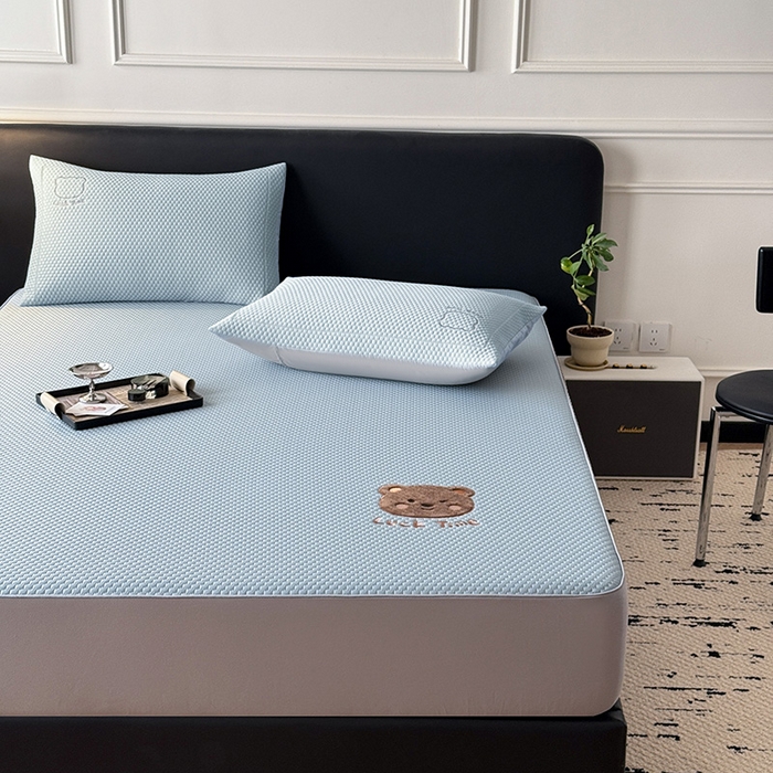 91家纺网 家纺一手货源 找家纺 全季家居 2025新款A类乙纶PE调皮熊贴布绣系列凉豆豆席凉席席子 床笠款-天蓝