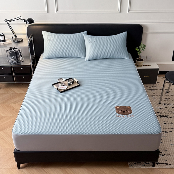 91家纺网 家纺一手货源 找家纺 全季家居 2025新款A类乙纶PE调皮熊贴布绣系列凉豆豆席凉席席子 床笠款-天蓝