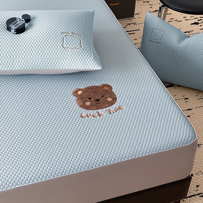 91家纺网 家纺一手货源 找家纺 全季家居 2025新款A类乙纶PE调皮熊贴布绣系列凉豆豆席凉席席子 床笠款-天蓝