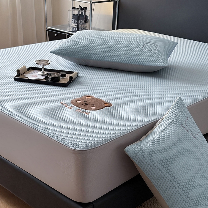 91家纺网 家纺一手货源 找家纺 全季家居 2025新款A类乙纶PE调皮熊贴布绣系列凉豆豆席凉席席子 床笠款-天蓝