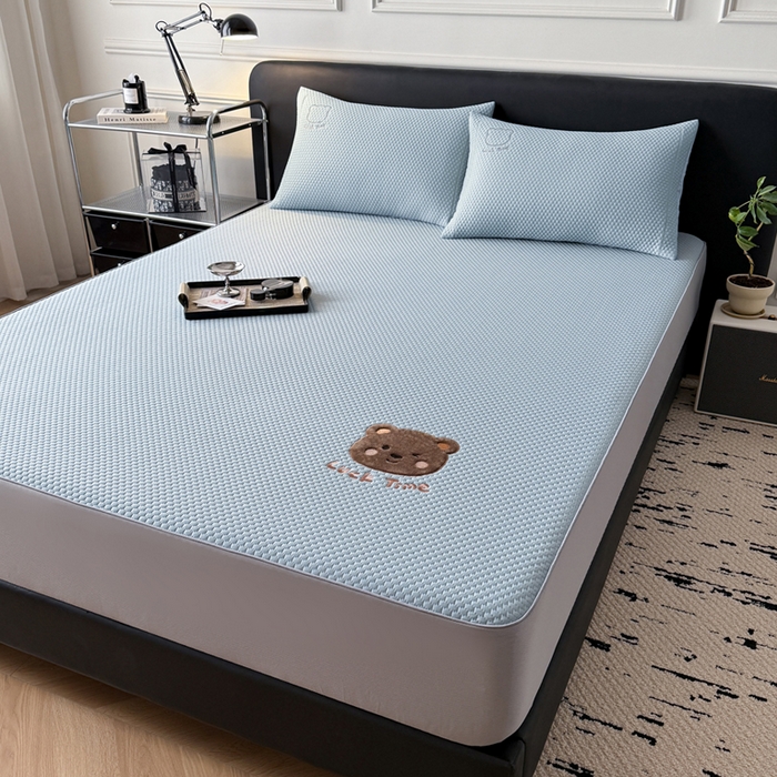 91家纺网 家纺一手货源 找家纺 全季家居 2025新款A类乙纶PE调皮熊贴布绣系列凉豆豆席凉席席子 床笠款-天蓝