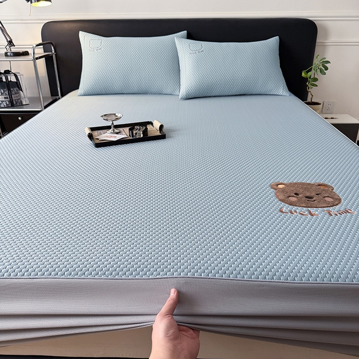 91家纺网 家纺一手货源 找家纺 全季家居 2025新款A类乙纶PE调皮熊贴布绣系列凉豆豆席凉席席子 床笠款-天蓝