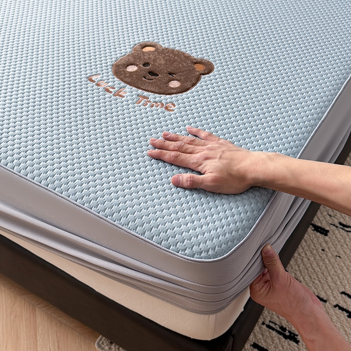 91家纺网 家纺一手货源 找家纺 全季家居 2025新款A类乙纶PE调皮熊贴布绣系列凉豆豆席凉席席子 床笠款-天蓝