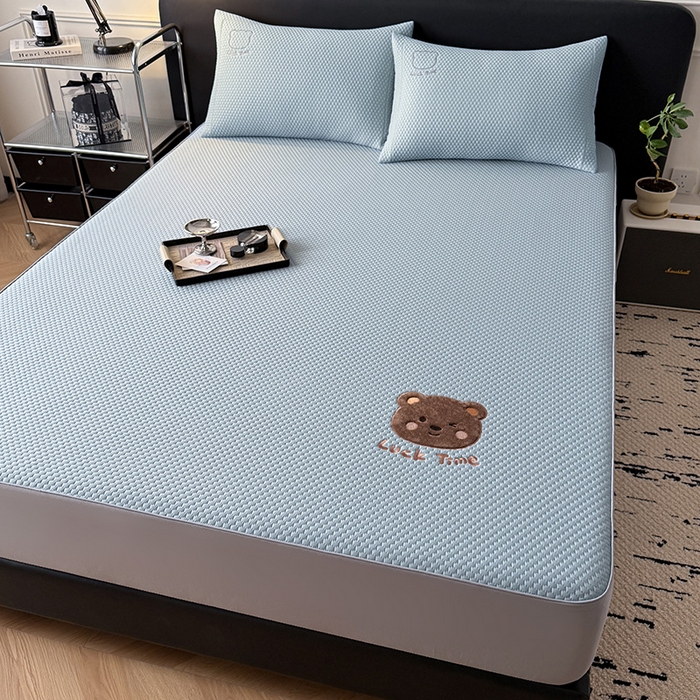 91家纺网 家纺一手货源 找家纺 全季家居 2025新款A类乙纶PE调皮熊贴布绣系列凉豆豆席凉席席子 床笠款-天蓝