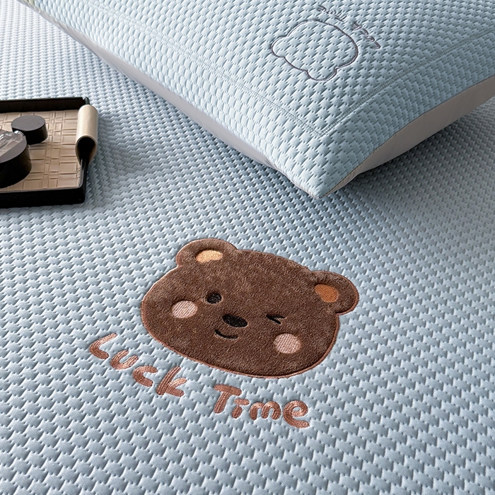 91家纺网 家纺一手货源 找家纺 全季家居 2025新款A类乙纶PE调皮熊贴布绣系列凉豆豆席凉席席子 床笠款-天蓝