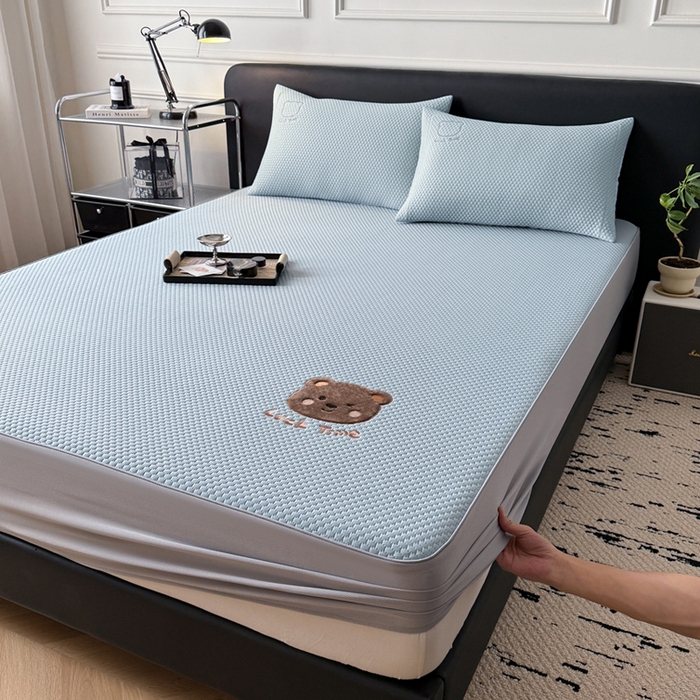 91家纺网 家纺一手货源 找家纺 全季家居 2025新款A类乙纶PE调皮熊贴布绣系列凉豆豆席凉席席子 床笠款-天蓝