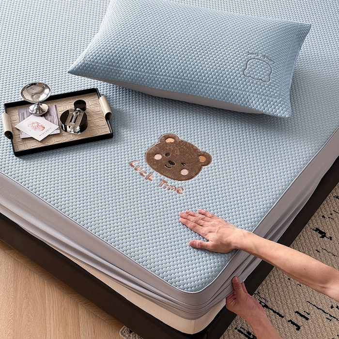 91家纺网 家纺一手货源 找家纺 全季家居 2025新款A类乙纶PE调皮熊贴布绣系列凉豆豆席凉席席子 床笠款-天蓝