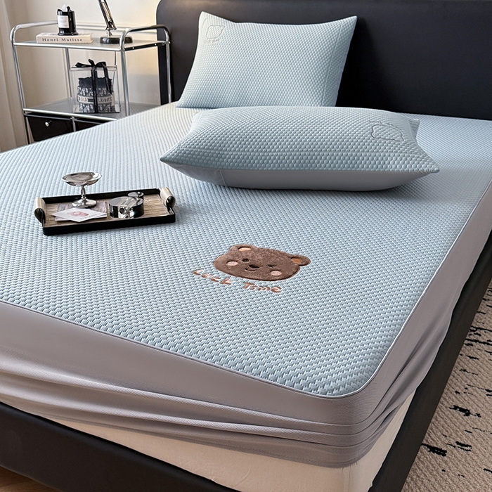 91家纺网 家纺一手货源 找家纺 全季家居 2025新款A类乙纶PE调皮熊贴布绣系列凉豆豆席凉席席子 床笠款-天蓝