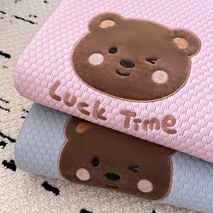 91家纺网 家纺一手货源 找家纺 全季家居 2025新款A类乙纶PE调皮熊贴布绣系列凉豆豆席凉席席子 叠拍图仅供展示