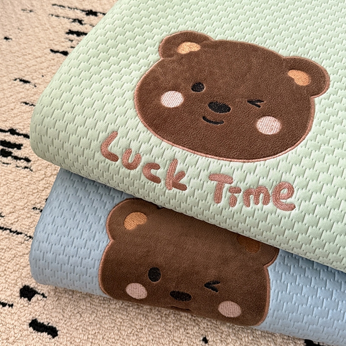 91家纺网 家纺一手货源 找家纺 全季家居 2025新款A类乙纶PE调皮熊贴布绣系列凉豆豆席凉席席子 叠拍图仅供展示