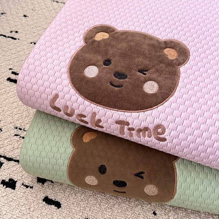 91家纺网 家纺一手货源 找家纺 全季家居 2025新款A类乙纶PE调皮熊贴布绣系列凉豆豆席凉席席子 叠拍图仅供展示