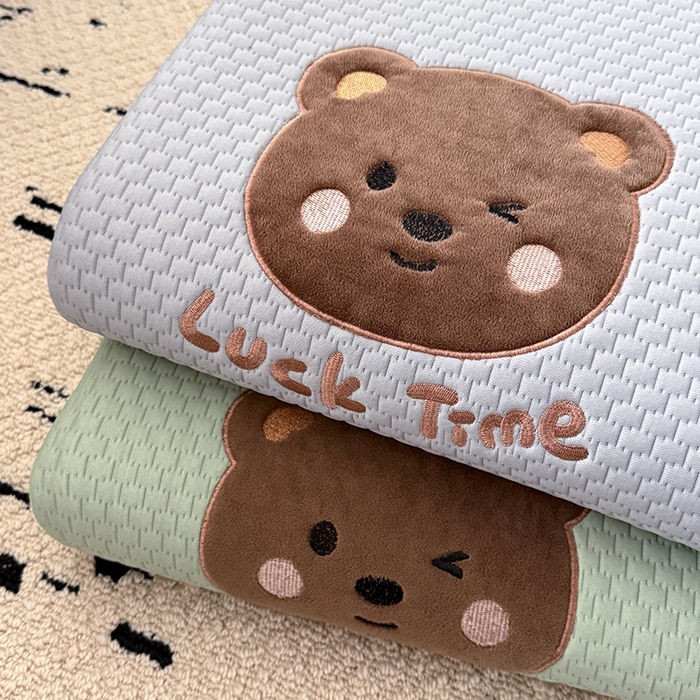 91家纺网 家纺一手货源 找家纺 全季家居 2025新款A类乙纶PE调皮熊贴布绣系列凉豆豆席凉席席子 叠拍图仅供展示