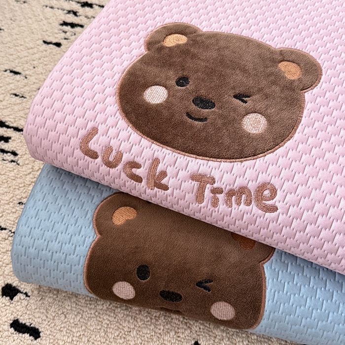 91家纺网 家纺一手货源 找家纺 全季家居 2025新款A类乙纶PE调皮熊贴布绣系列凉豆豆席凉席席子 叠拍图仅供展示