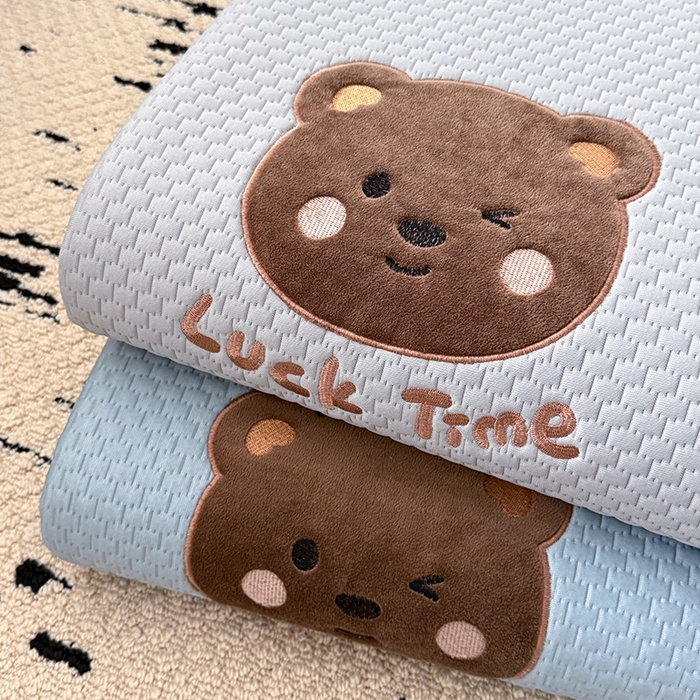 91家纺网 家纺一手货源 找家纺 全季家居 2025新款A类乙纶PE调皮熊贴布绣系列凉豆豆席凉席席子 叠拍图仅供展示