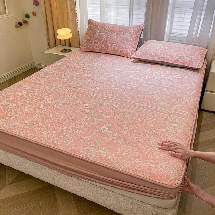 91家纺网 家纺一手货源 找家纺 全季家居 2025新款A类乙纶PE花卉轻奢提花系列凉豆豆席 床笠款-麋鹿花园-淡粉