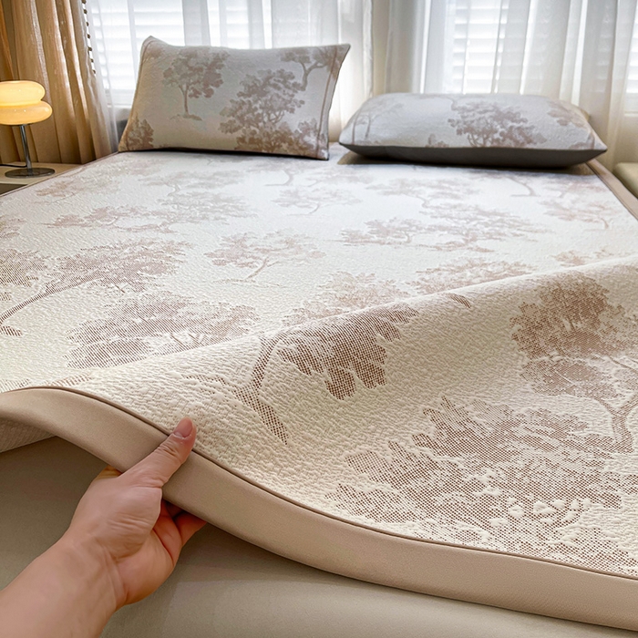 91家纺网 家纺一手货源 找家纺 全季家居 2025新款A类乙纶PE花卉轻奢提花系列凉豆豆席 床席款-迷雾森林-浅咖