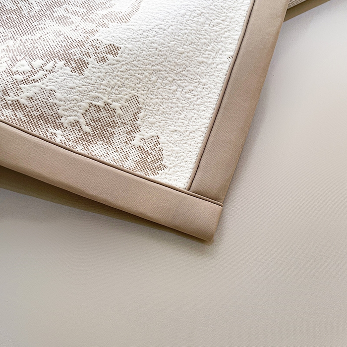 91家纺网 家纺一手货源 找家纺 全季家居 2025新款A类乙纶PE花卉轻奢提花系列凉豆豆席 床席款-迷雾森林-浅咖