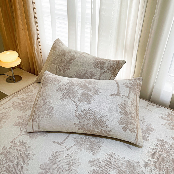 91家纺网 家纺一手货源 找家纺 全季家居 2025新款A类乙纶PE花卉轻奢提花系列凉豆豆席 床席款-迷雾森林-浅咖