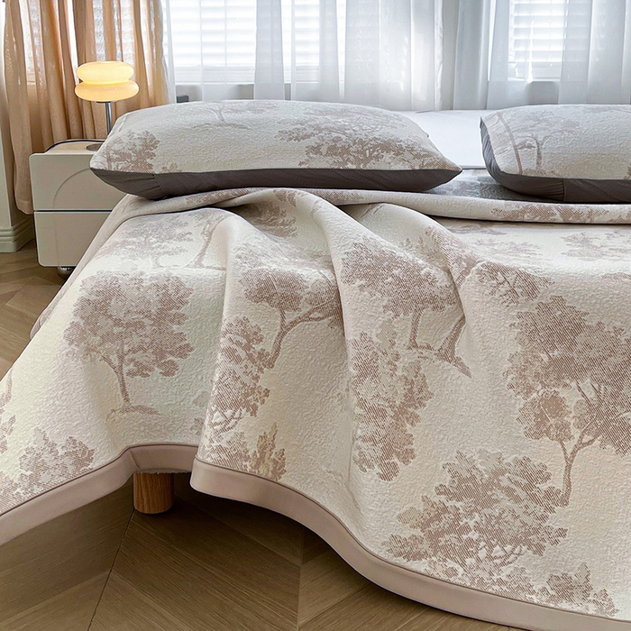 91家纺网 家纺一手货源 找家纺 全季家居 2025新款A类乙纶PE花卉轻奢提花系列凉豆豆席 床席款-迷雾森林-浅咖