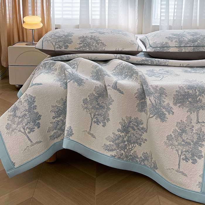 91家纺网 家纺一手货源 找家纺 全季家居 2025新款A类乙纶PE花卉轻奢提花系列凉豆豆席 床席款-迷雾森林-天蓝