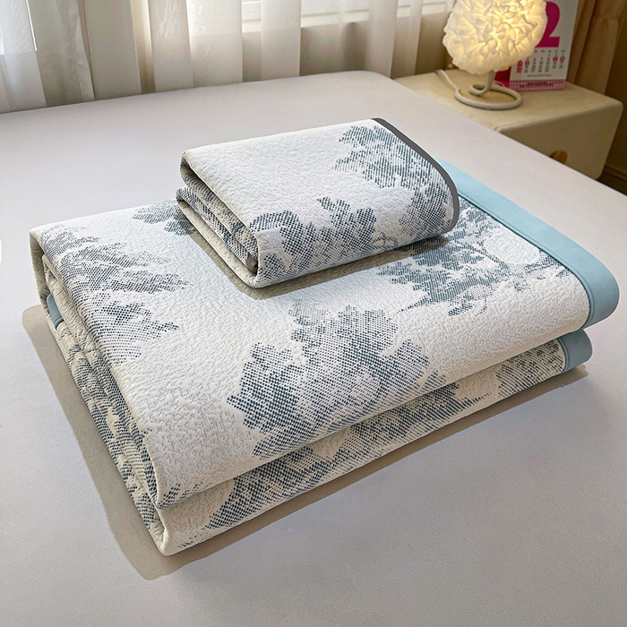 91家纺网 家纺一手货源 找家纺 全季家居 2025新款A类乙纶PE花卉轻奢提花系列凉豆豆席 床席款-迷雾森林-天蓝