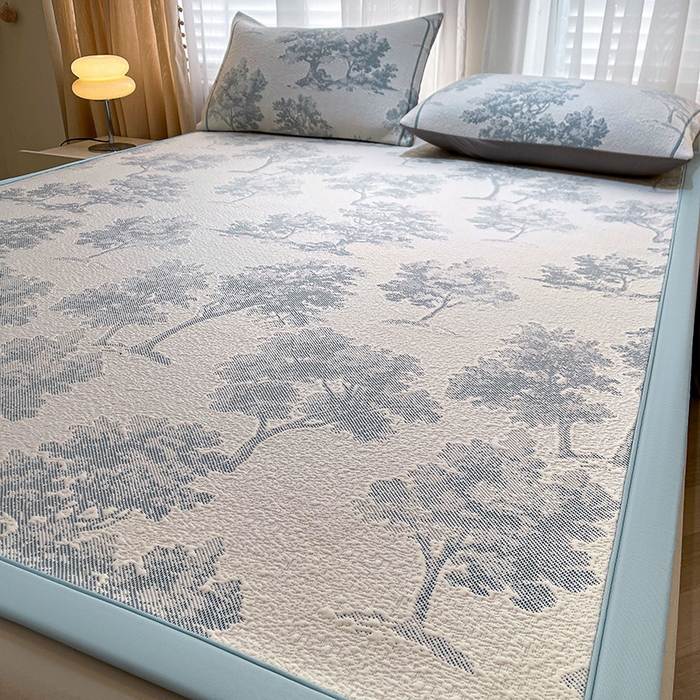 91家纺网 家纺一手货源 找家纺 全季家居 2025新款A类乙纶PE花卉轻奢提花系列凉豆豆席 床席款-迷雾森林-天蓝