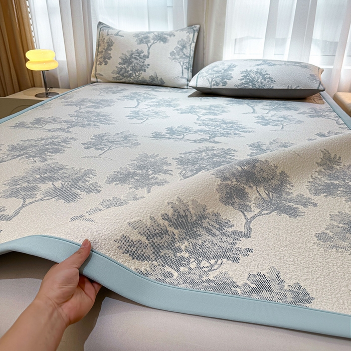 91家纺网 家纺一手货源 找家纺 全季家居 2025新款A类乙纶PE花卉轻奢提花系列凉豆豆席 床席款-迷雾森林-天蓝