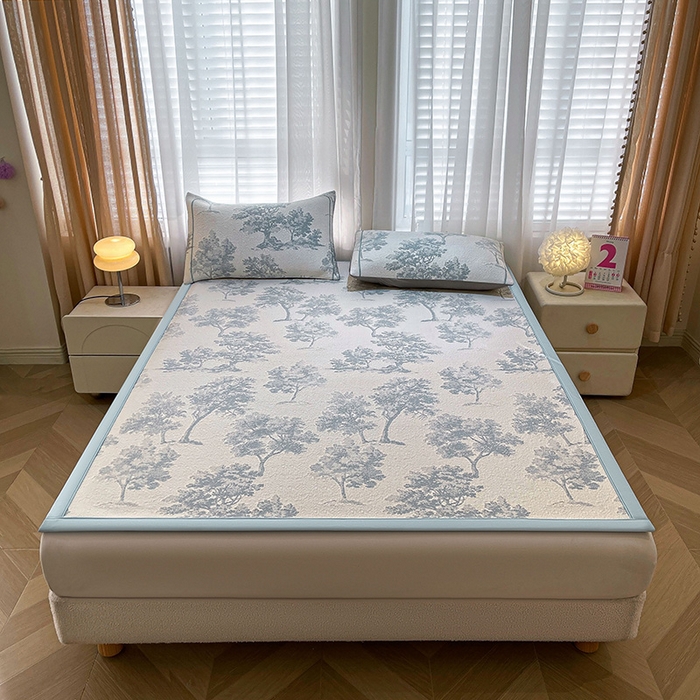 91家纺网 家纺一手货源 找家纺 全季家居 2025新款A类乙纶PE花卉轻奢提花系列凉豆豆席 床席款-迷雾森林-天蓝