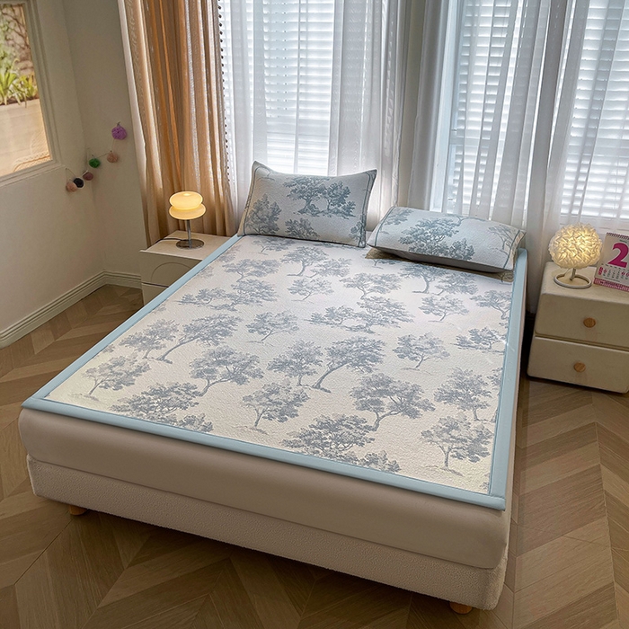 91家纺网 家纺一手货源 找家纺 全季家居 2025新款A类乙纶PE花卉轻奢提花系列凉豆豆席 床席款-迷雾森林-天蓝