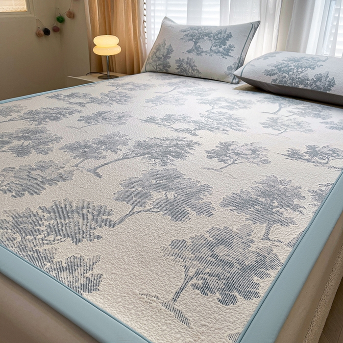 91家纺网 家纺一手货源 找家纺 全季家居 2025新款A类乙纶PE花卉轻奢提花系列凉豆豆席 床席款-迷雾森林-天蓝