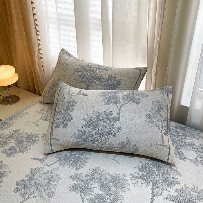 91家纺网 家纺一手货源 找家纺 全季家居 2025新款A类乙纶PE花卉轻奢提花系列凉豆豆席 床席款-迷雾森林-天蓝