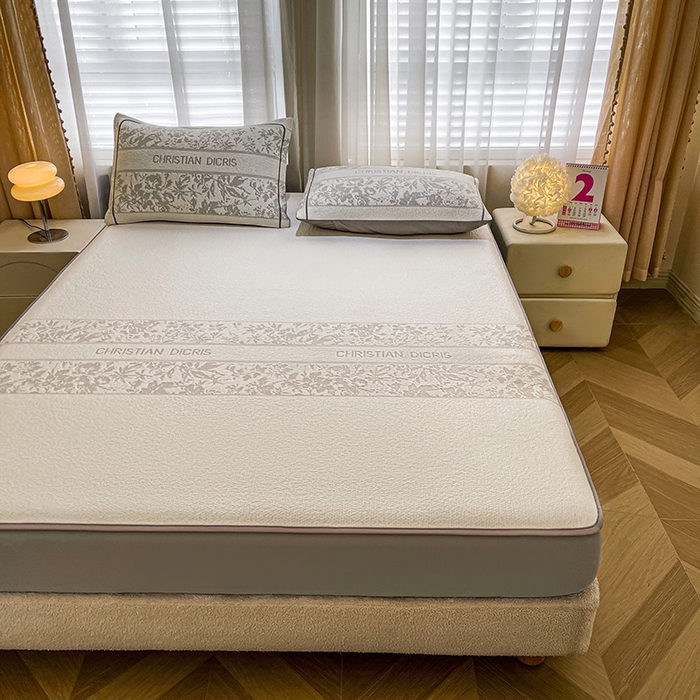 91家纺网 家纺一手货源 找家纺 全季家居 2025新款A类乙纶PE花卉轻奢提花系列凉豆豆席 床笠款-浪漫枫林-浅灰