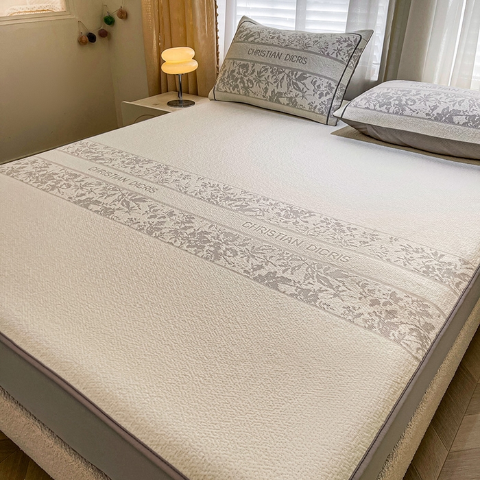 91家纺网 家纺一手货源 找家纺 全季家居 2025新款A类乙纶PE花卉轻奢提花系列凉豆豆席 床笠款-浪漫枫林-浅灰