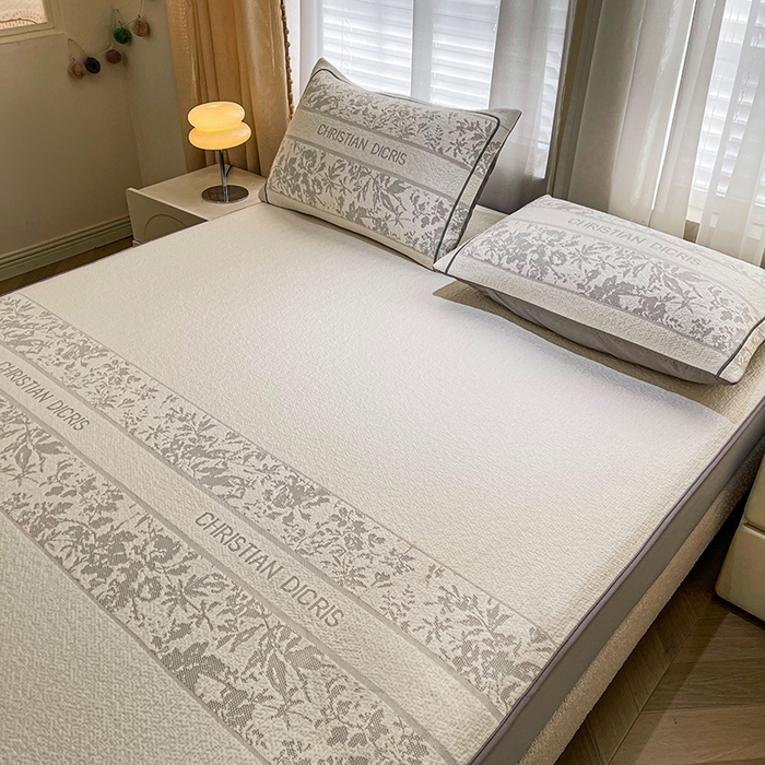 91家纺网 家纺一手货源 找家纺 全季家居 2025新款A类乙纶PE花卉轻奢提花系列凉豆豆席 床笠款-浪漫枫林-浅灰