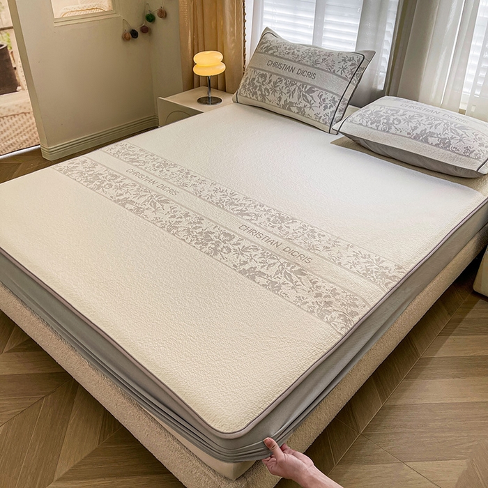 91家纺网 家纺一手货源 找家纺 全季家居 2025新款A类乙纶PE花卉轻奢提花系列凉豆豆席 床笠款-浪漫枫林-浅灰