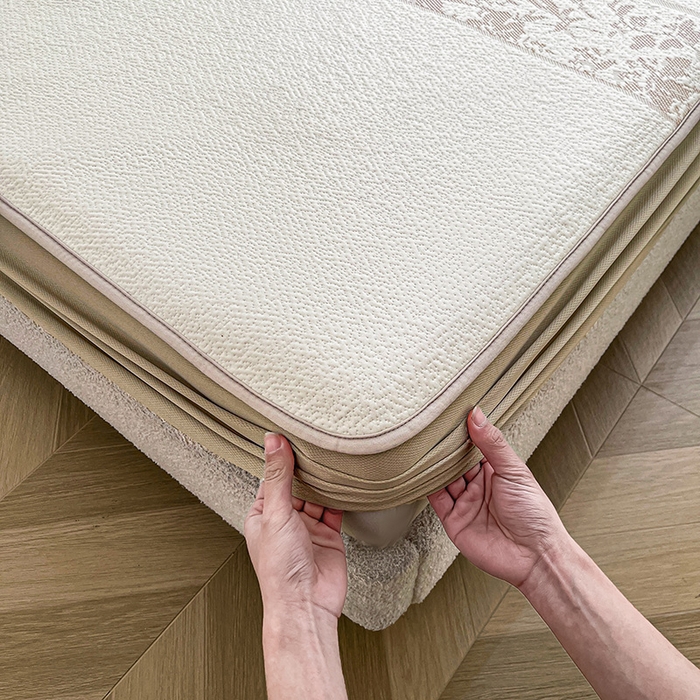 91家纺网 家纺一手货源 找家纺 全季家居 2025新款A类乙纶PE花卉轻奢提花系列凉豆豆席 床笠款-浪漫枫林-浅咖