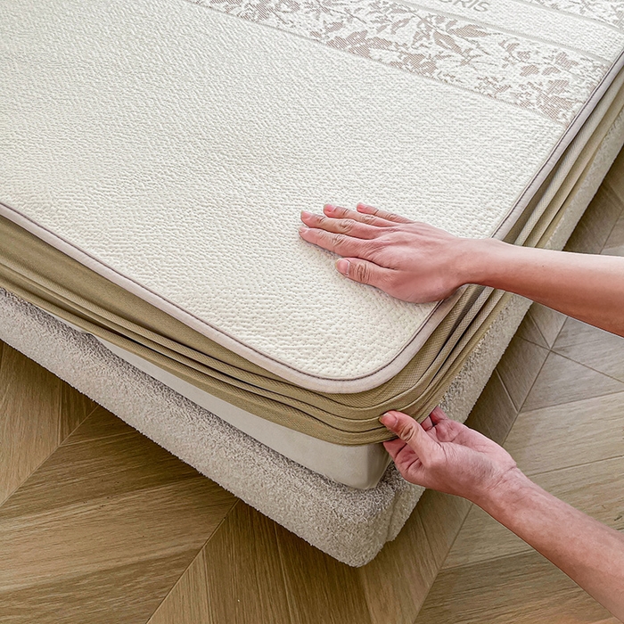 91家纺网 家纺一手货源 找家纺 全季家居 2025新款A类乙纶PE花卉轻奢提花系列凉豆豆席 床笠款-浪漫枫林-浅咖