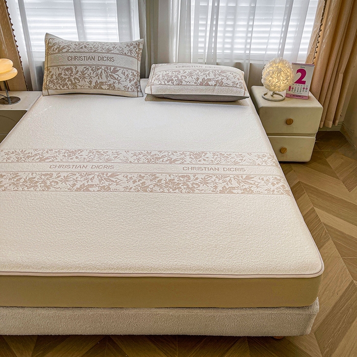 91家纺网 家纺一手货源 找家纺 全季家居 2025新款A类乙纶PE花卉轻奢提花系列凉豆豆席 床笠款-浪漫枫林-浅咖