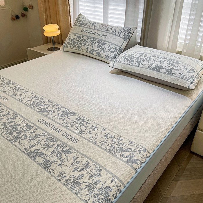 91家纺网 家纺一手货源 找家纺 全季家居 2025新款A类乙纶PE花卉轻奢提花系列凉豆豆席 床笠款-浪漫枫林-天蓝