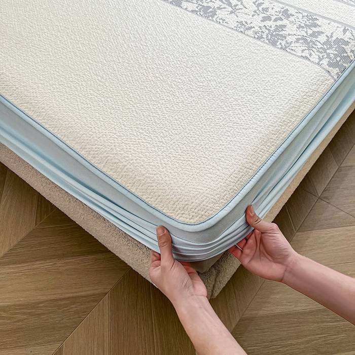 91家纺网 家纺一手货源 找家纺 全季家居 2025新款A类乙纶PE花卉轻奢提花系列凉豆豆席 床笠款-浪漫枫林-天蓝