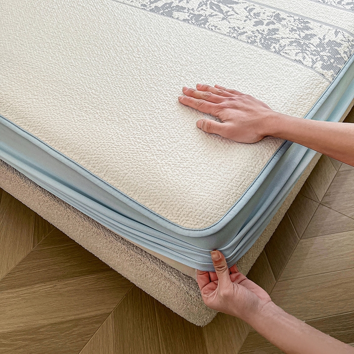 91家纺网 家纺一手货源 找家纺 全季家居 2025新款A类乙纶PE花卉轻奢提花系列凉豆豆席 床笠款-浪漫枫林-天蓝