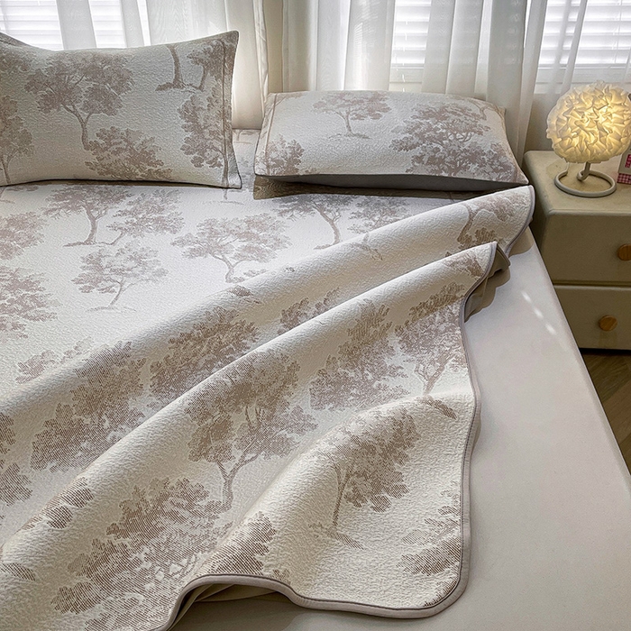 91家纺网 家纺一手货源 找家纺 全季家居 2025新款A类乙纶PE花卉轻奢提花系列凉豆豆席 床笠款-迷雾森林-浅咖