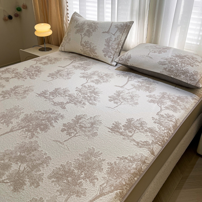 91家纺网 家纺一手货源 找家纺 全季家居 2025新款A类乙纶PE花卉轻奢提花系列凉豆豆席 床笠款-迷雾森林-浅咖