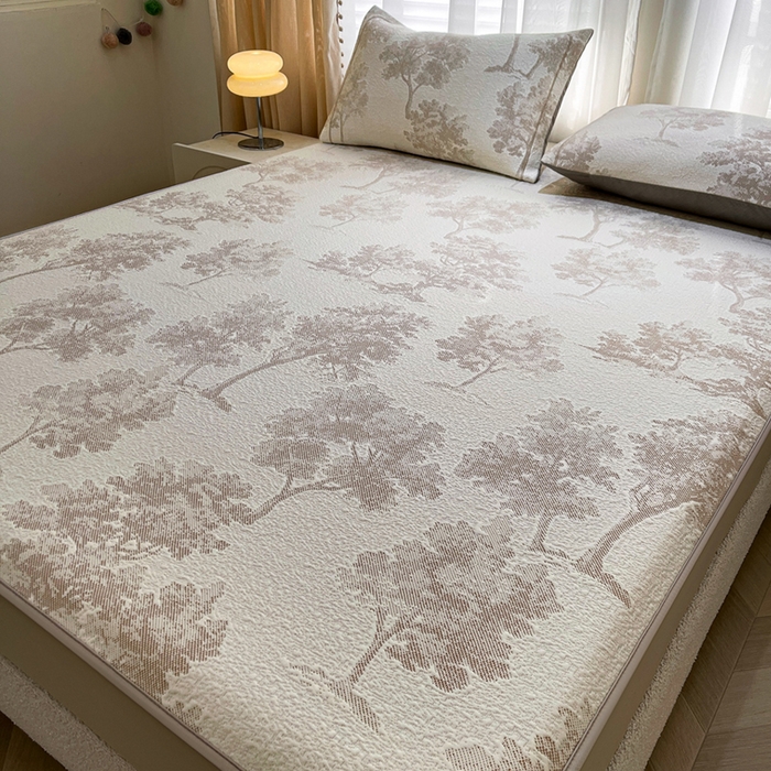 91家纺网 家纺一手货源 找家纺 全季家居 2025新款A类乙纶PE花卉轻奢提花系列凉豆豆席 床笠款-迷雾森林-浅咖