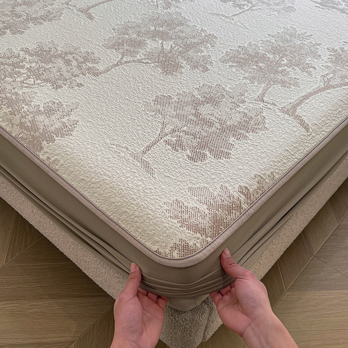 91家纺网 家纺一手货源 找家纺 全季家居 2025新款A类乙纶PE花卉轻奢提花系列凉豆豆席 床笠款-迷雾森林-浅咖