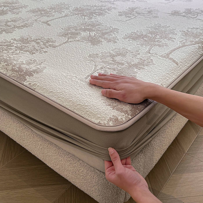 91家纺网 家纺一手货源 找家纺 全季家居 2025新款A类乙纶PE花卉轻奢提花系列凉豆豆席 床笠款-迷雾森林-浅咖